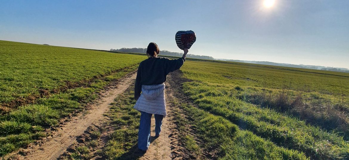 silhouette en balade à pied au printemps dans les 2 Morin-coeur